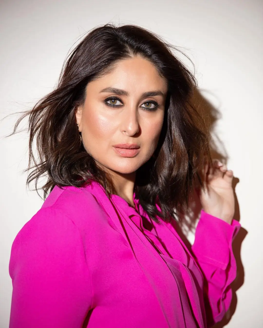 BOLLYWOOD ACTRESS KAREENA KAPOOR PHOTOSHOOT IN PINK GOWN